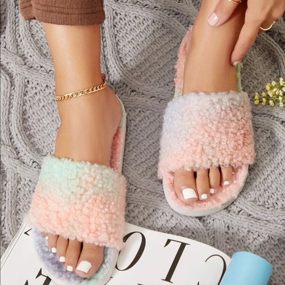 Shoes - Cute fur slides